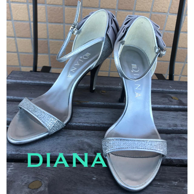 DIANA(ダイアナ)のDIANA シルバーサンダル レディースの靴/シューズ(サンダル)の商品写真