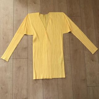 プリーツプリーズイッセイミヤケ(PLEATS PLEASE ISSEY MIYAKE)のイエローカーディガン(カーディガン)