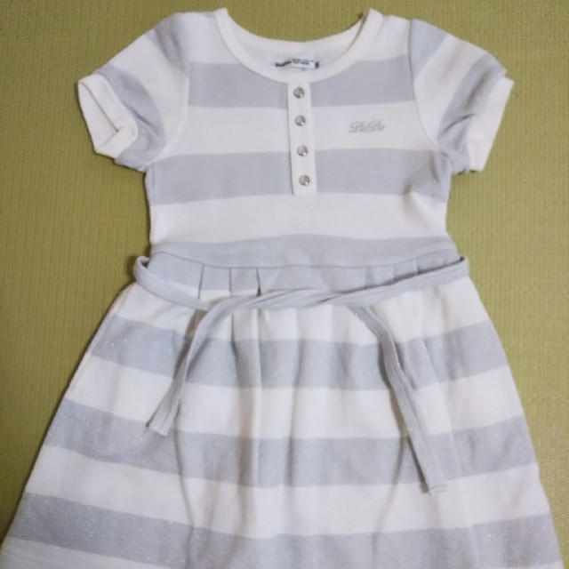 BeBe(ベベ)のBeBe ベベ サイズ100 ラメボーダー柄ワンピース キッズ/ベビー/マタニティのキッズ服女の子用(90cm~)(ワンピース)の商品写真