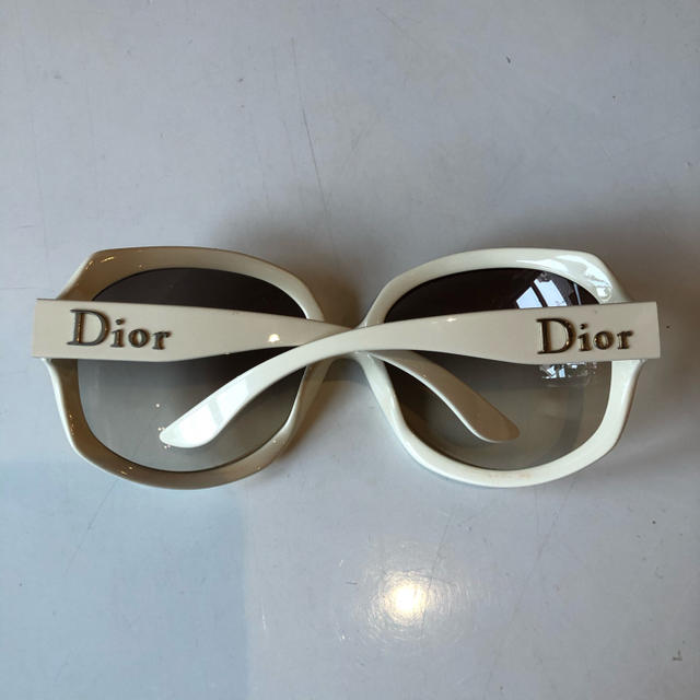 Dior(ディオール)のDior サングラス　ホワイト　 レディースのファッション小物(サングラス/メガネ)の商品写真