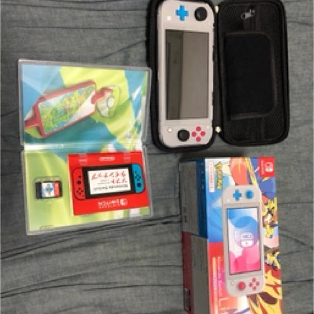 Nintendo Switch(ニンテンドースイッチ)の【値下】ニンテンドースイッチライト本体およびポケモンソード 、その他アクセサリー エンタメ/ホビーのゲームソフト/ゲーム機本体(携帯用ゲーム機本体)の商品写真