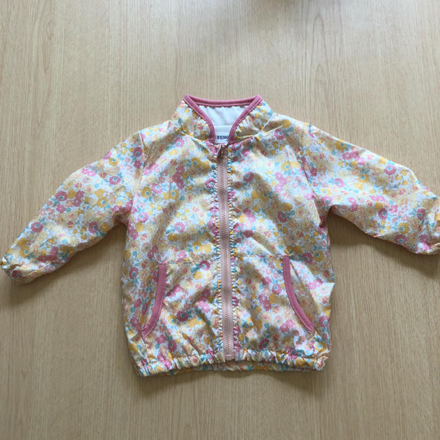 AEON(イオン)の花柄ウィンドブレーカー キッズ/ベビー/マタニティのキッズ服女の子用(90cm~)(ジャケット/上着)の商品写真