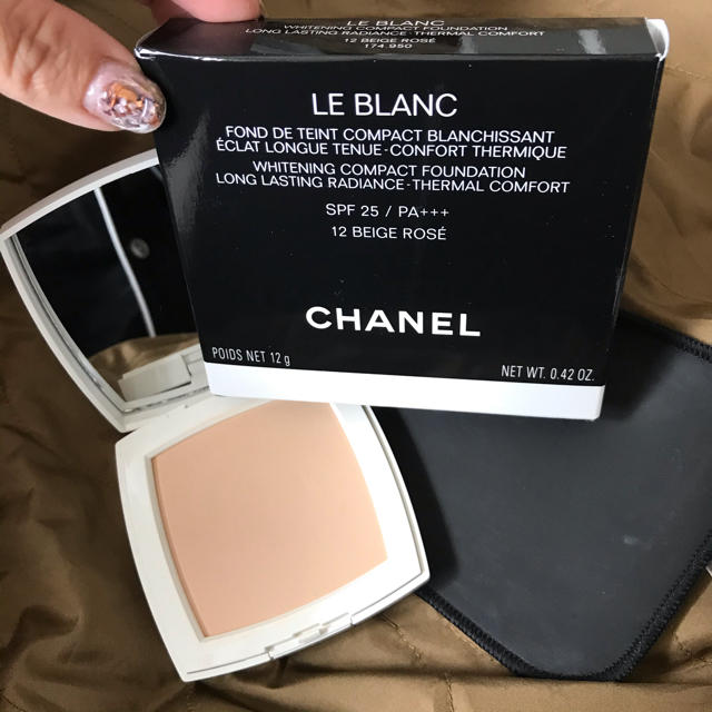 CHANEL(シャネル)のCHANEL ファンデーション　ルブラン　コンパクトラディアンス12ベージュロゼ コスメ/美容のベースメイク/化粧品(ファンデーション)の商品写真