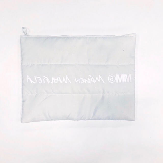 MM6(エムエムシックス)のMM⑥ SPUR 付録 Maison Margiela パデッドポーチ レディースのファッション小物(ポーチ)の商品写真