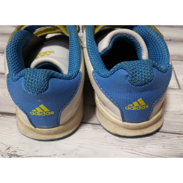 adidas(アディダス)のadidas アディダス スニーカー 13センチ ベビー ホワイト ブルー キッズ/ベビー/マタニティのベビー靴/シューズ(~14cm)(スニーカー)の商品写真