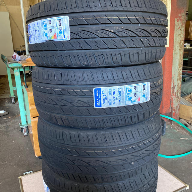 新品タイヤ4本セット245／35ZR20