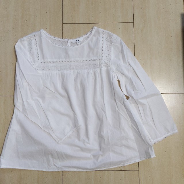 UNIQLO(ユニクロ)のフェミニン風ブラウス　白　 レディースのトップス(シャツ/ブラウス(長袖/七分))の商品写真
