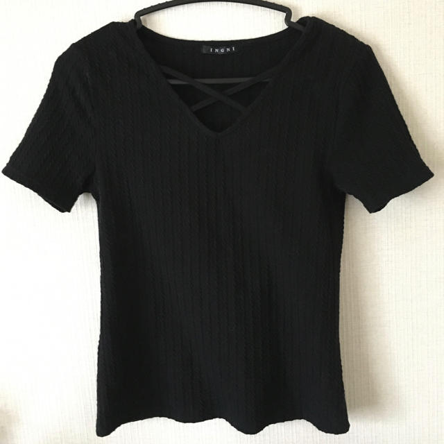 INGNI(イング)のINGNI 黒　カットソー レディースのトップス(カットソー(半袖/袖なし))の商品写真