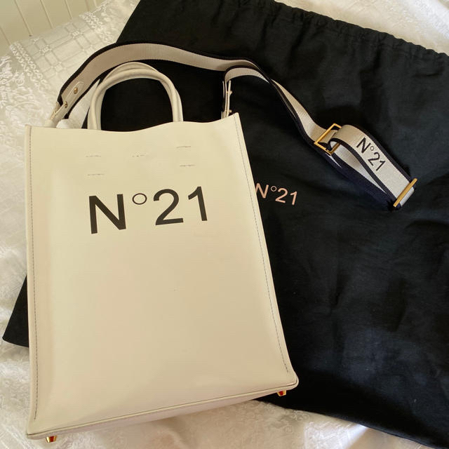 N°21(ヌメロヴェントゥーノ)のN°21 numero ventuno ヌメロヴェントゥーノ　ロゴ　バッグ　 レディースのバッグ(ショルダーバッグ)の商品写真
