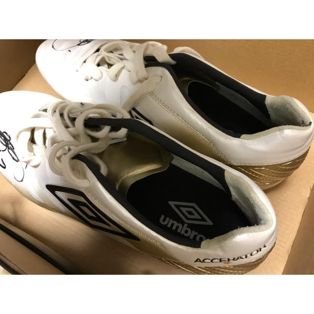 UMBRO(アンブロ)の柏レイソル★大谷秀和選手サイン入りスパイク スポーツ/アウトドアのサッカー/フットサル(シューズ)の商品写真