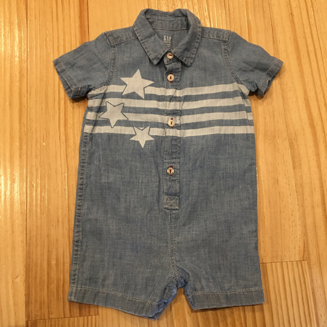 babyGAP(ベビーギャップ)の男の子 baby GAP  デニムロンパース  70 キッズ/ベビー/マタニティのベビー服(~85cm)(ロンパース)の商品写真