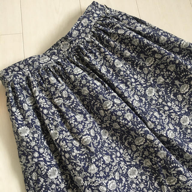 Techichi(テチチ)のリバティ　膝丈スカート　春　花柄　ネイビー レディースのスカート(ひざ丈スカート)の商品写真