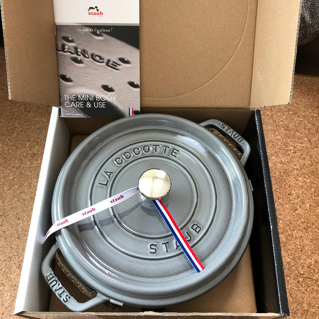 STAUB(ストウブ)のストウブ　STAUB 24cm  グラファイトグレー　ピコ・ココット　ラウンド インテリア/住まい/日用品のキッチン/食器(鍋/フライパン)の商品写真