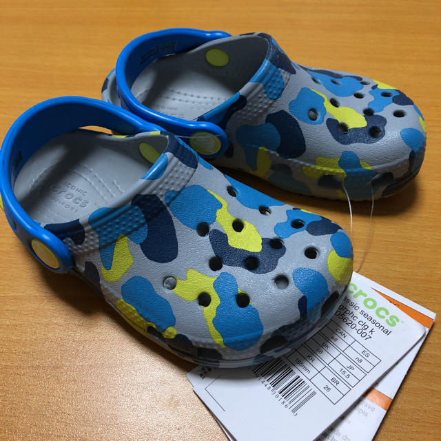 crocs(クロックス)の新品 15.5㎝ クロックス クラシック シーズナル グラフィック クロッグ キッズ/ベビー/マタニティのキッズ靴/シューズ(15cm~)(サンダル)の商品写真