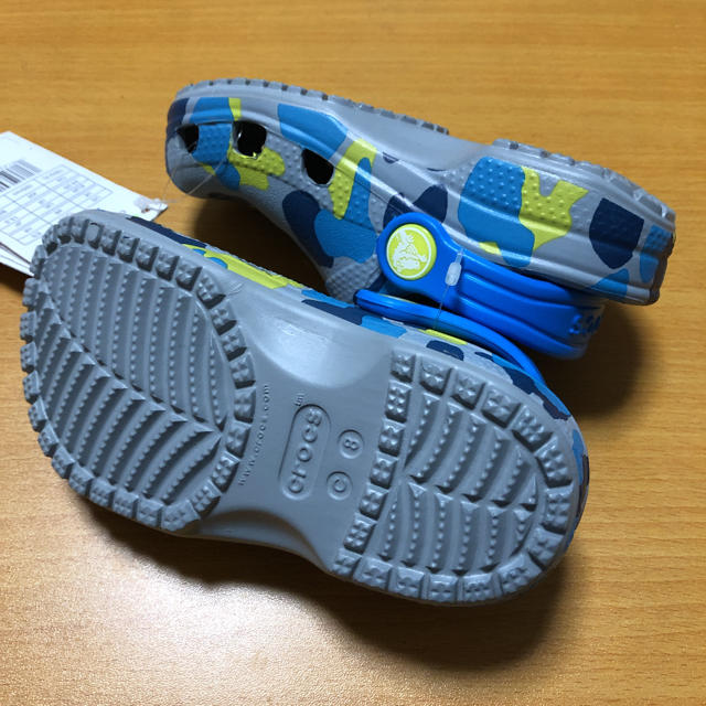 crocs(クロックス)の新品 15.5㎝ クロックス クラシック シーズナル グラフィック クロッグ キッズ/ベビー/マタニティのキッズ靴/シューズ(15cm~)(サンダル)の商品写真