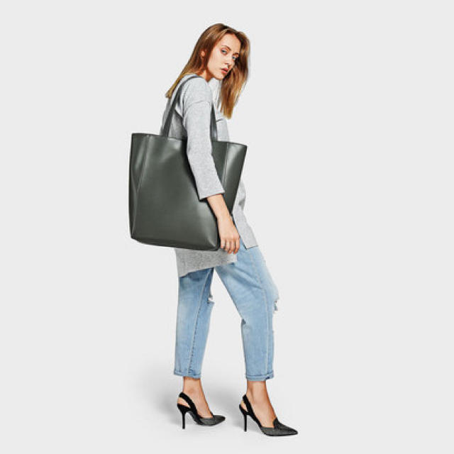 Charles and Keith(チャールズアンドキース)のトートバック　CHARLES & KEITH チャールズアンドキース レディースのバッグ(ショルダーバッグ)の商品写真