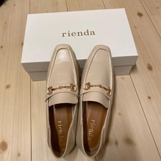 リエンダ(rienda)の破格新品今期のriendaの白のローファー(ローファー)