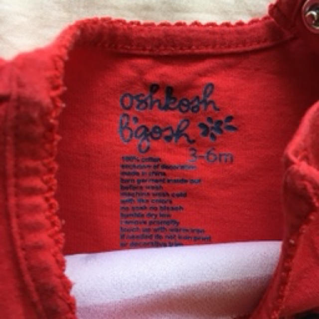 OshKosh(オシュコシュ)のオシュコシュ　赤Tシャツ　60サイズ キッズ/ベビー/マタニティのベビー服(~85cm)(Ｔシャツ)の商品写真