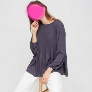 ユニクロ(UNIQLO)の今期完売品✨ユニクロ ジョーゼットプリーツブラウス M ブルー 新品未使用(シャツ/ブラウス(長袖/七分))