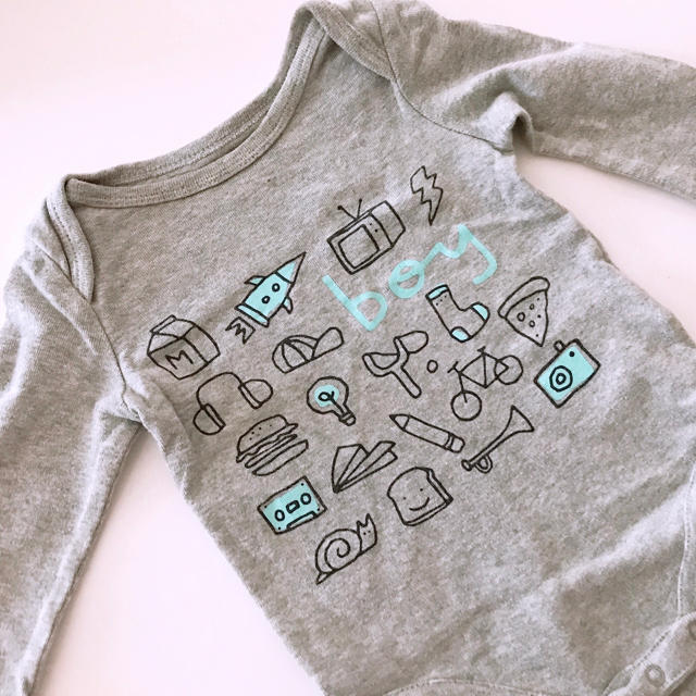 babyGAP(ベビーギャップ)のbaby GAP☆60長袖ロンパース☆グレー キッズ/ベビー/マタニティのベビー服(~85cm)(ロンパース)の商品写真