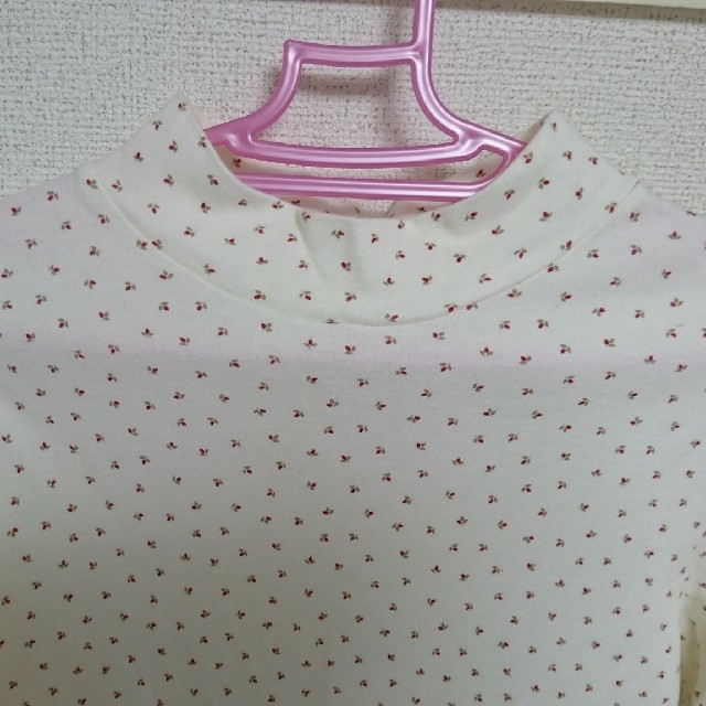 長袖 Tシャツ  白  赤  小花   レディースのトップス(カットソー(長袖/七分))の商品写真