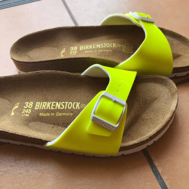 BIRKENSTOCK(ビルケンシュトック)のBIRKENSTOCK サンダル ネオンイエロー レディースの靴/シューズ(サンダル)の商品写真