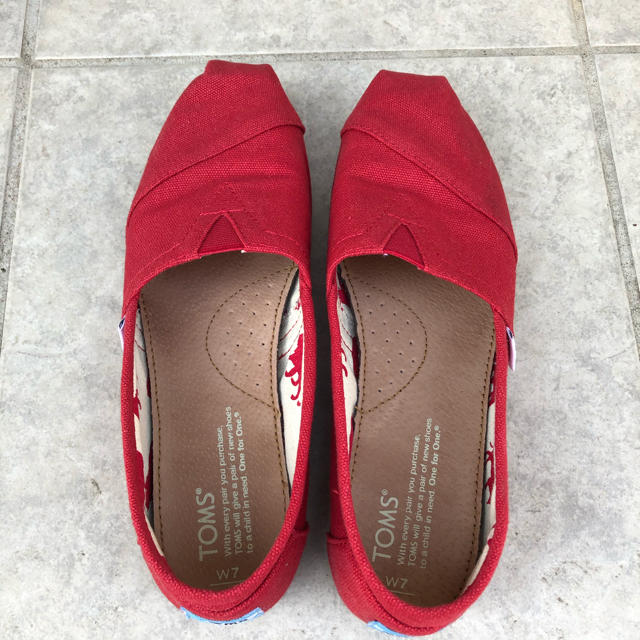 TOMS(トムズ)のtoms 24.0 red 赤　トムス　トムズ　レディース　2度着用箱なし レディースの靴/シューズ(スニーカー)の商品写真