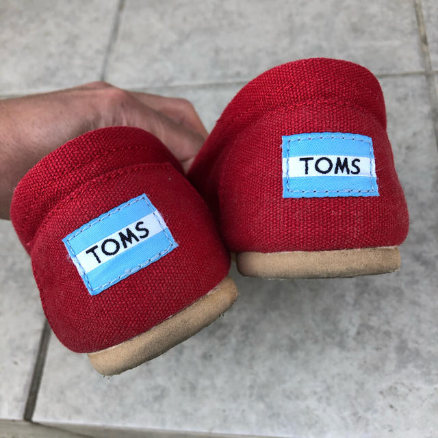 TOMS(トムズ)のtoms 24.0 red 赤　トムス　トムズ　レディース　2度着用箱なし レディースの靴/シューズ(スニーカー)の商品写真