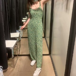 ザラ(ZARA)の小花柄オールインワン パンツ(オールインワン)