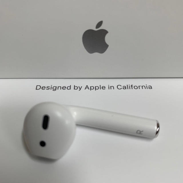 Apple(アップル)のAirpods Apple  エアーポッズ    第二世代右耳Ｒ　アップル正規品 スマホ/家電/カメラのオーディオ機器(ヘッドフォン/イヤフォン)の商品写真