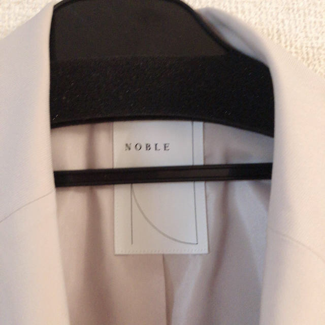 Noble(ノーブル)のNoble ノーブル カルゼストレッチ テーラードジャケット 36 ベージュ レディースのジャケット/アウター(テーラードジャケット)の商品写真