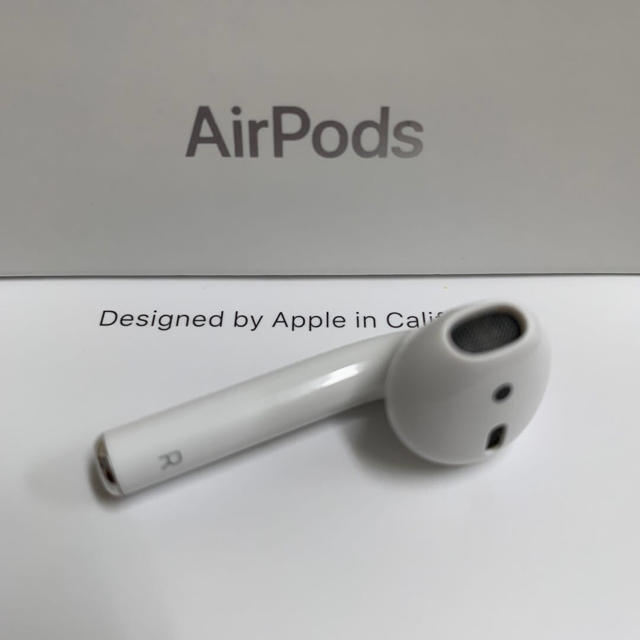 Apple(アップル)のAirpods Apple  エアーポッズ    第一世代右耳Ｒ　アップル正規品 スマホ/家電/カメラのオーディオ機器(ヘッドフォン/イヤフォン)の商品写真