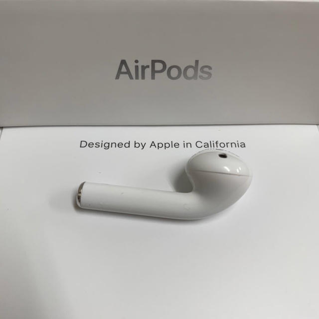 Apple(アップル)のAirpods Apple  エアーポッズ    第一世代右耳Ｒ　アップル正規品 スマホ/家電/カメラのオーディオ機器(ヘッドフォン/イヤフォン)の商品写真