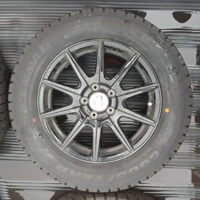 Goodyear(グッドイヤー)の195/65R15　スタッドレス　４本セット　2018製 自動車/バイクの自動車(タイヤ・ホイールセット)の商品写真