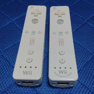 ウィー(Wii)のWiiリモコン 2個(家庭用ゲーム機本体)