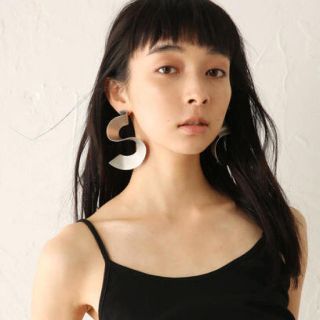 ブラックバイマウジー(BLACK by moussy)の【BLACK BY MOUSSY】wave earring(イヤリング)