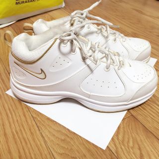 ナイキ(NIKE)のNIKE♡ホワイト×ゴールド(スニーカー)