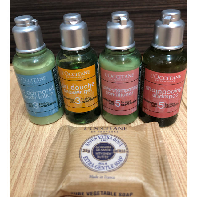 L'OCCITANE(ロクシタン)のロクシタン アメニティ5点セット！（シャンプー/コンディショナーなど） インテリア/住まい/日用品の日用品/生活雑貨/旅行(旅行用品)の商品写真