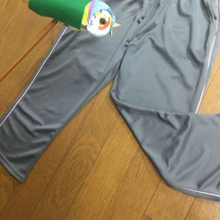 ＊ ジャージ   トレーニングパンツ  グレー、薄ピンク色のサイドライン  ＊(ハーフパンツ)