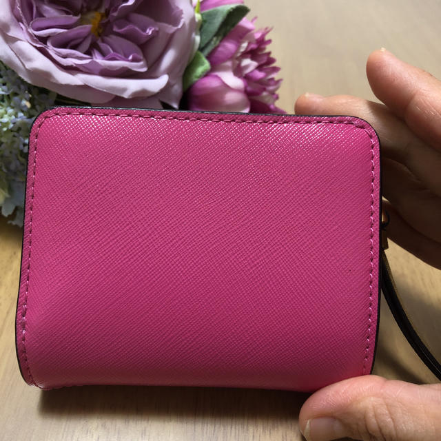 MARC BY MARC JACOBS(マークバイマークジェイコブス)の極美品】マークバイジエイコブススナップショットコンパクトウォレット大人気色 レディースのファッション小物(財布)の商品写真