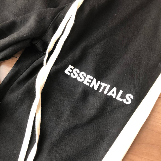 FEAR OF GOD(フィアオブゴッド)のessentials ロゴパンツ メンズのパンツ(その他)の商品写真