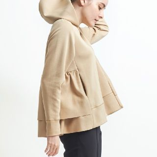 yori バックダブルフレアパーカー ベージュの通販 by komic's shop|ラクマ