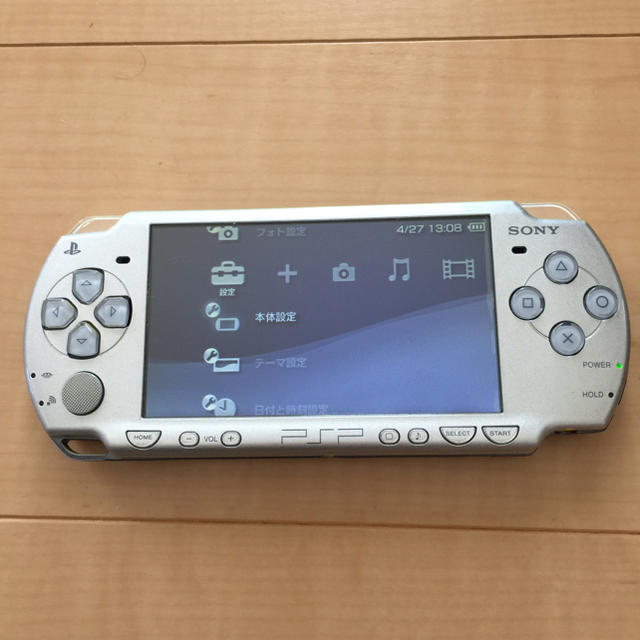 PlayStation Portable(プレイステーションポータブル)のPSP-2000  シルバー  中古 エンタメ/ホビーのゲームソフト/ゲーム機本体(家庭用ゲーム機本体)の商品写真