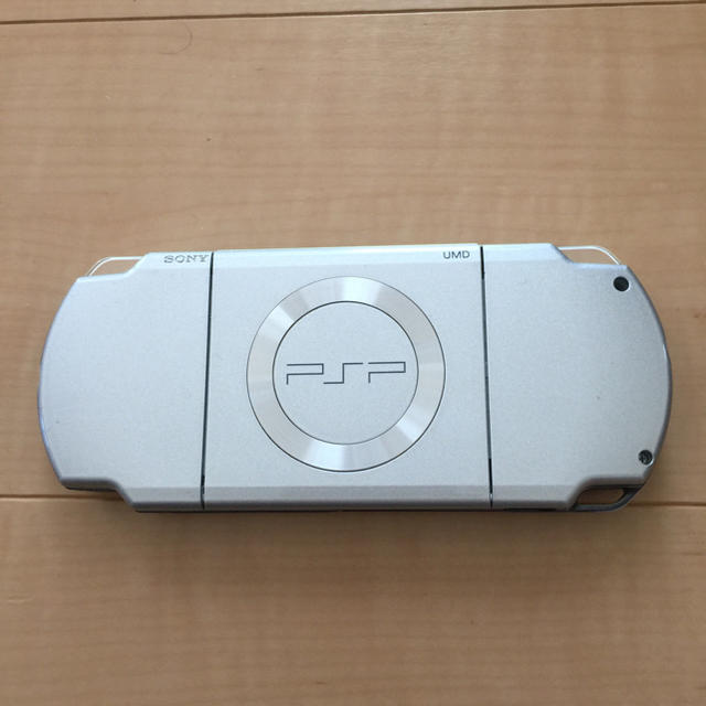 PlayStation Portable(プレイステーションポータブル)のPSP-2000  シルバー  中古 エンタメ/ホビーのゲームソフト/ゲーム機本体(家庭用ゲーム機本体)の商品写真