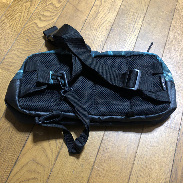 NIXON(ニクソン)のニクソン  新品ショルダー　値下げ メンズのバッグ(バッグパック/リュック)の商品写真