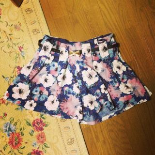 ページボーイ(PAGEBOY)の花柄ショートパンツ【お取り置き】(ショートパンツ)