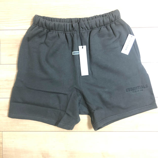 FEAR OF GOD(フィアオブゴッド)のエッセンシャルズ　ESSENTIALS  ショート　ハーフパンツ　☆新品　カーキ メンズのパンツ(ショートパンツ)の商品写真