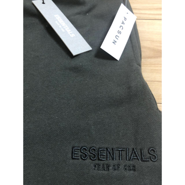 FEAR OF GOD(フィアオブゴッド)のエッセンシャルズ　ESSENTIALS  ショート　ハーフパンツ　☆新品　カーキ メンズのパンツ(ショートパンツ)の商品写真