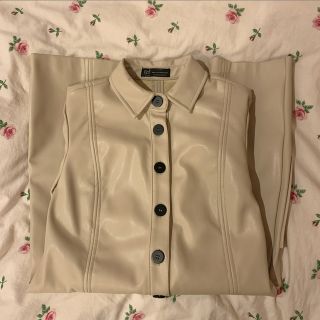 ザラ(ZARA)の【お値下げ中❗️】zara フェイクレザーワンピース　アイボリー(ミニワンピース)