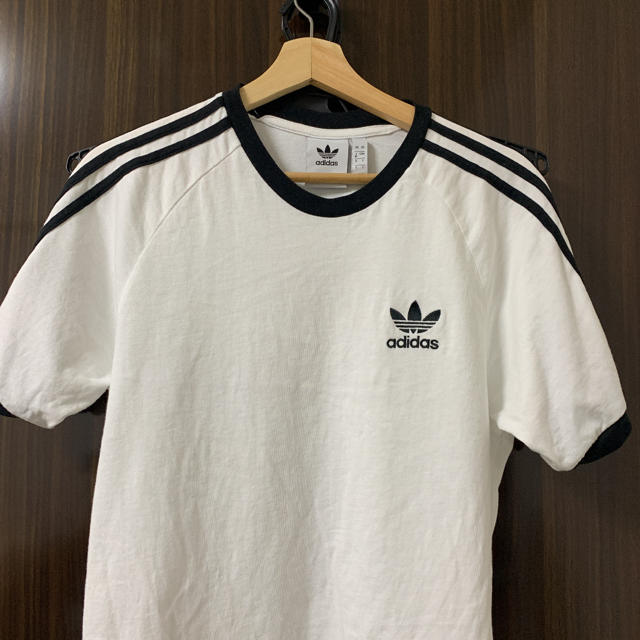 adidas(アディダス)のadidas 3ストライプ Tシャツ Mサイズアディダスオリジナルス メンズのトップス(Tシャツ/カットソー(半袖/袖なし))の商品写真